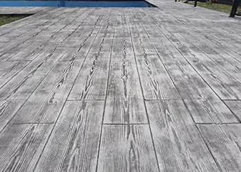 Piscina con hormigón impreso imitación madera